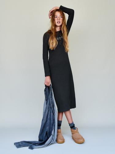 VESTIDO LARGO RIB TEXTO STRASS - Gris antracita de Zara