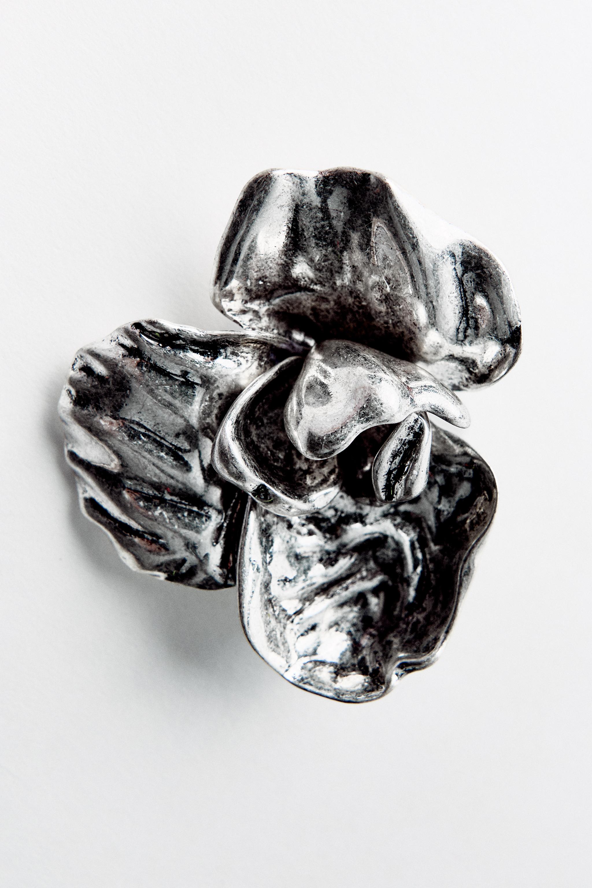 EMBOSSED FLOWER BROOCH - Silver | ZARA Australia EMBOSSED FLOWER BROOCH - Silver | ZARA Australia