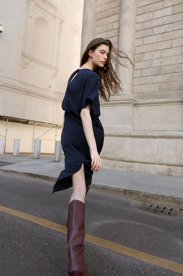 ROBE MIDI MANCHES DESCENDUES PINCES - Bleu marine de Zara - Image 4