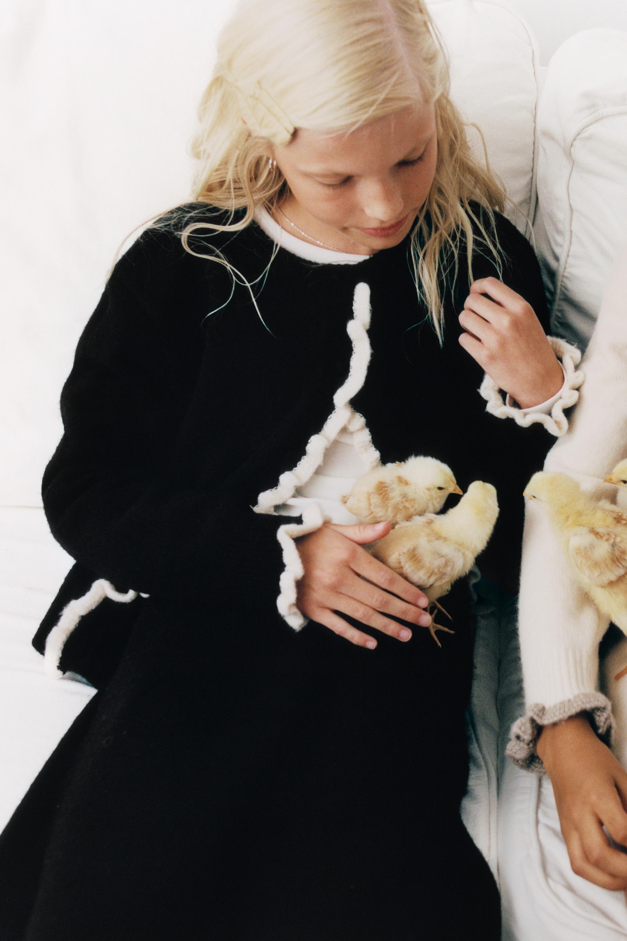 GILET EN MAILLE À VOLANTS CONTRASTANTS