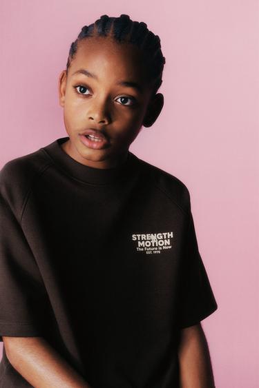 KOSTUM BLUZË DHE PANTALLONA TË SHKURTRA ME TEKST INTERLOCK - Çokollatë nga Zara