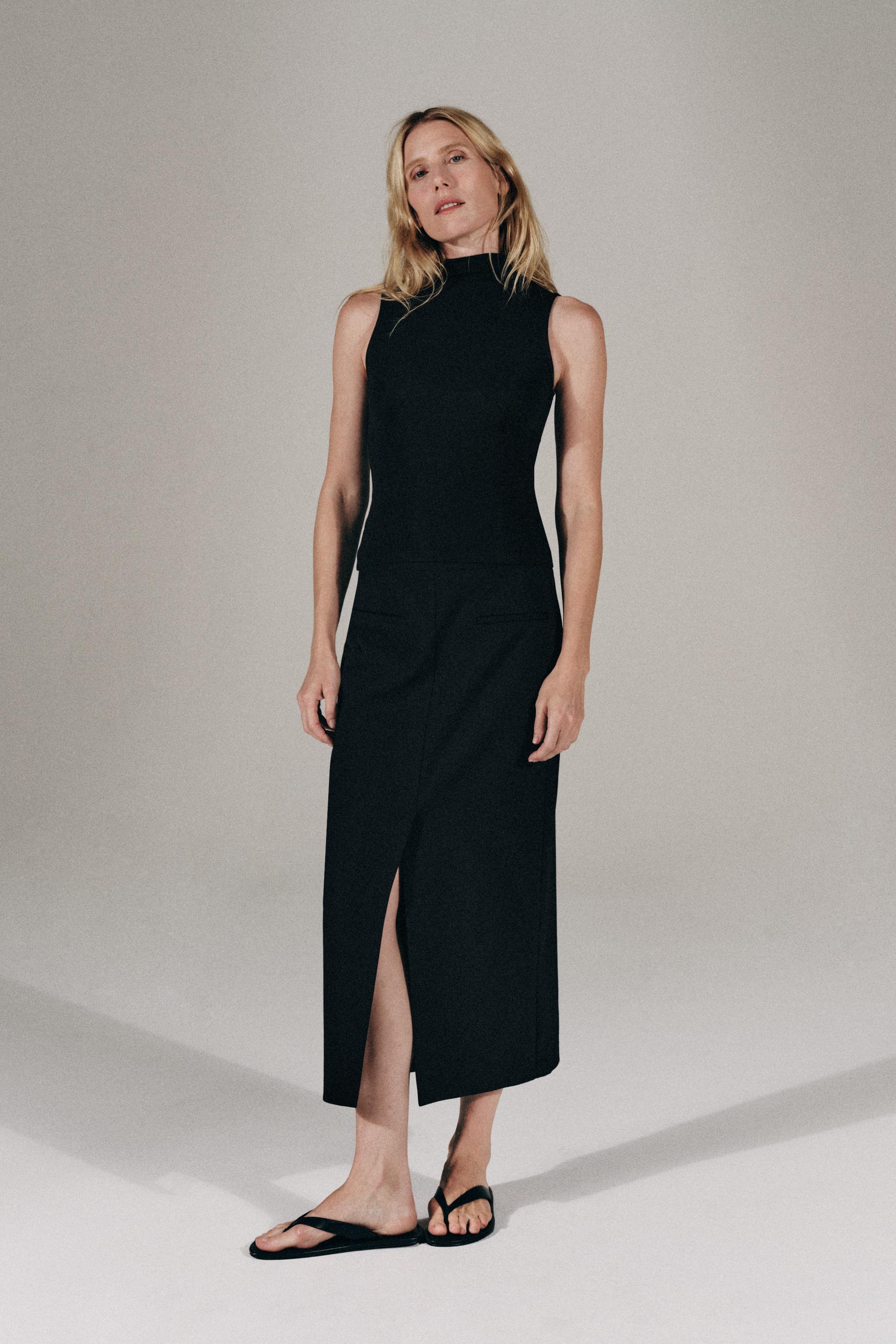 SLEEVELESS TOP — Black