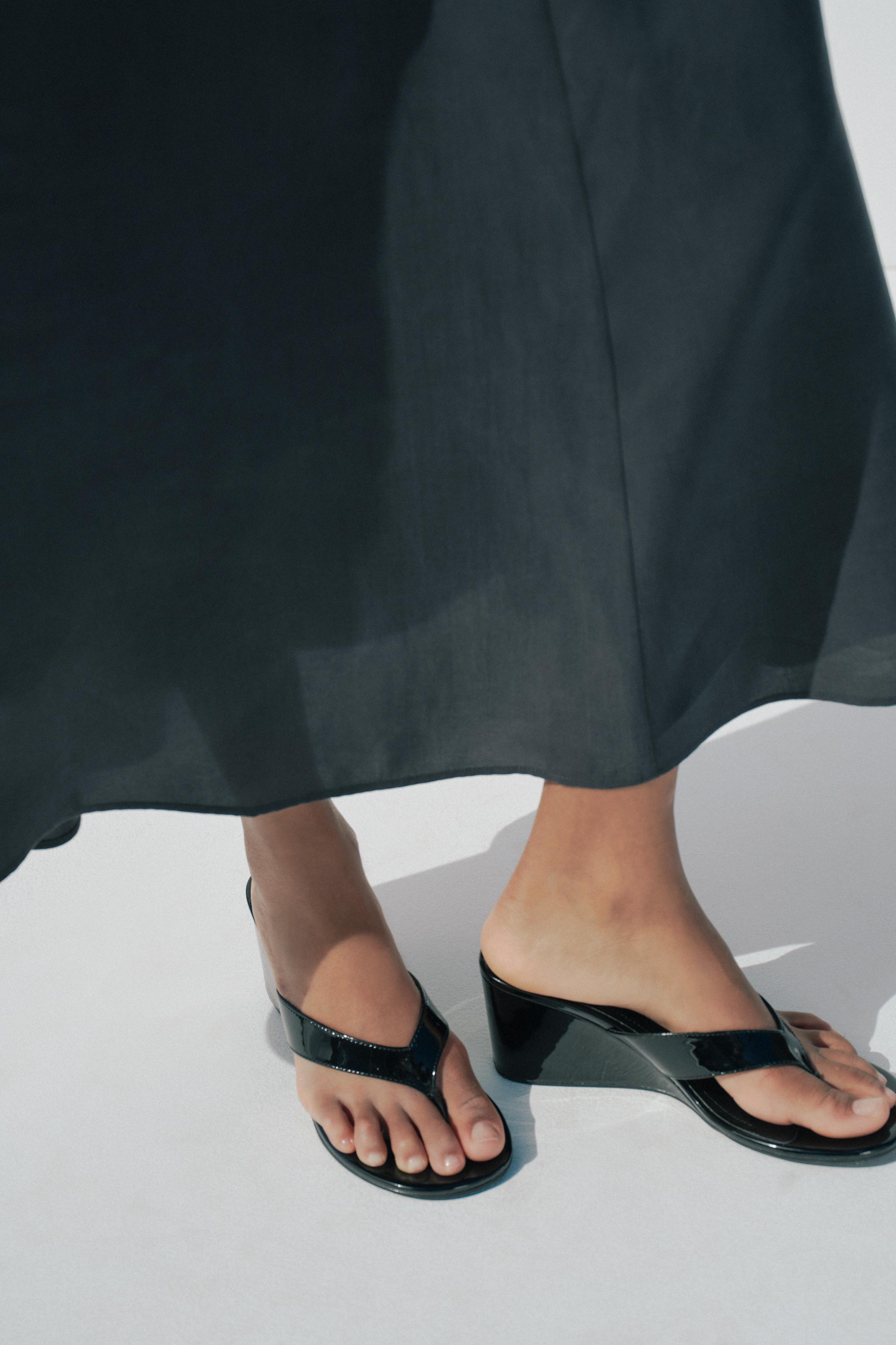 SANDALIA CUÑA EFECTO ACHAROLADO - Negro | ZARA Chile