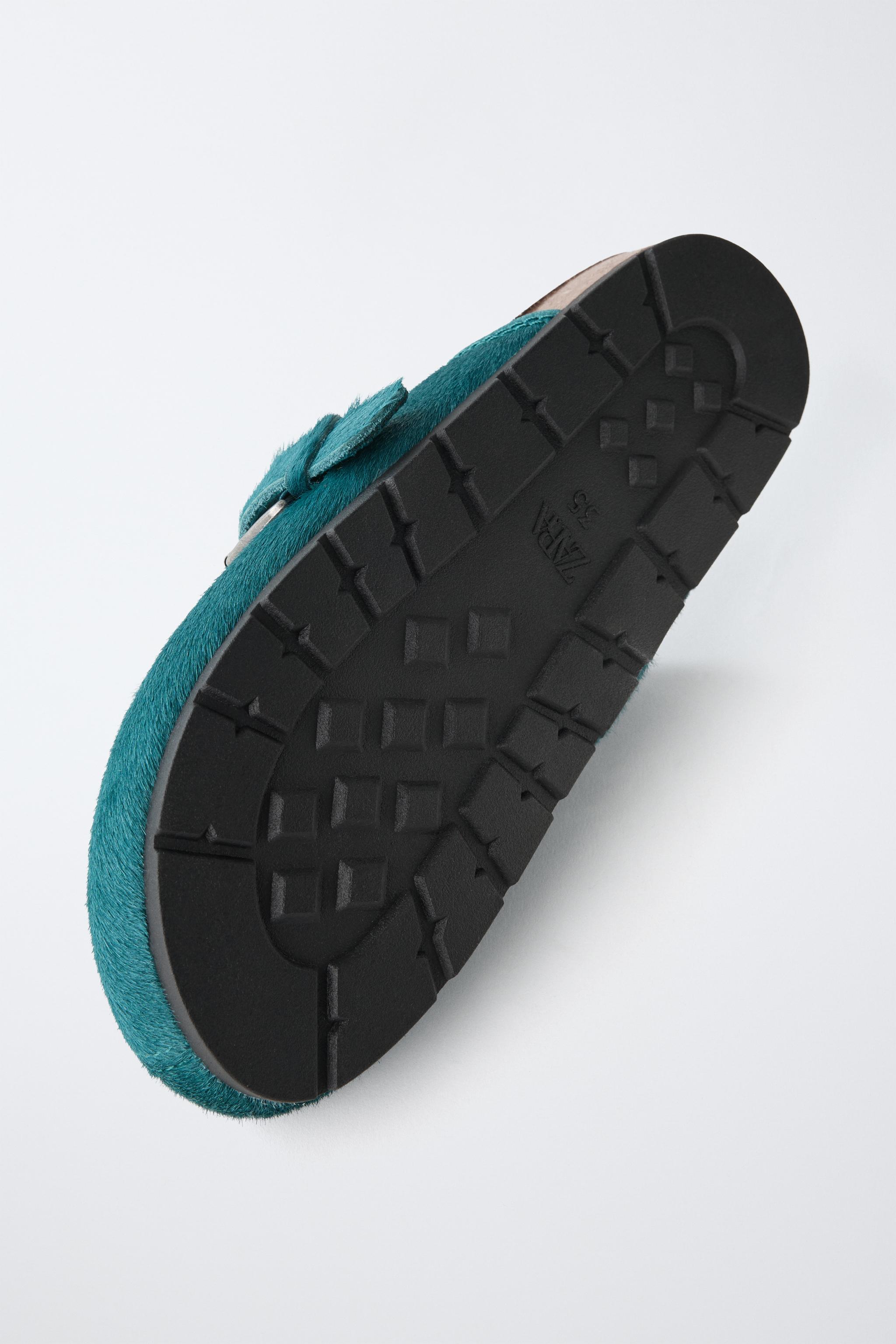 SABOTS EN CUIR À BOUCLE