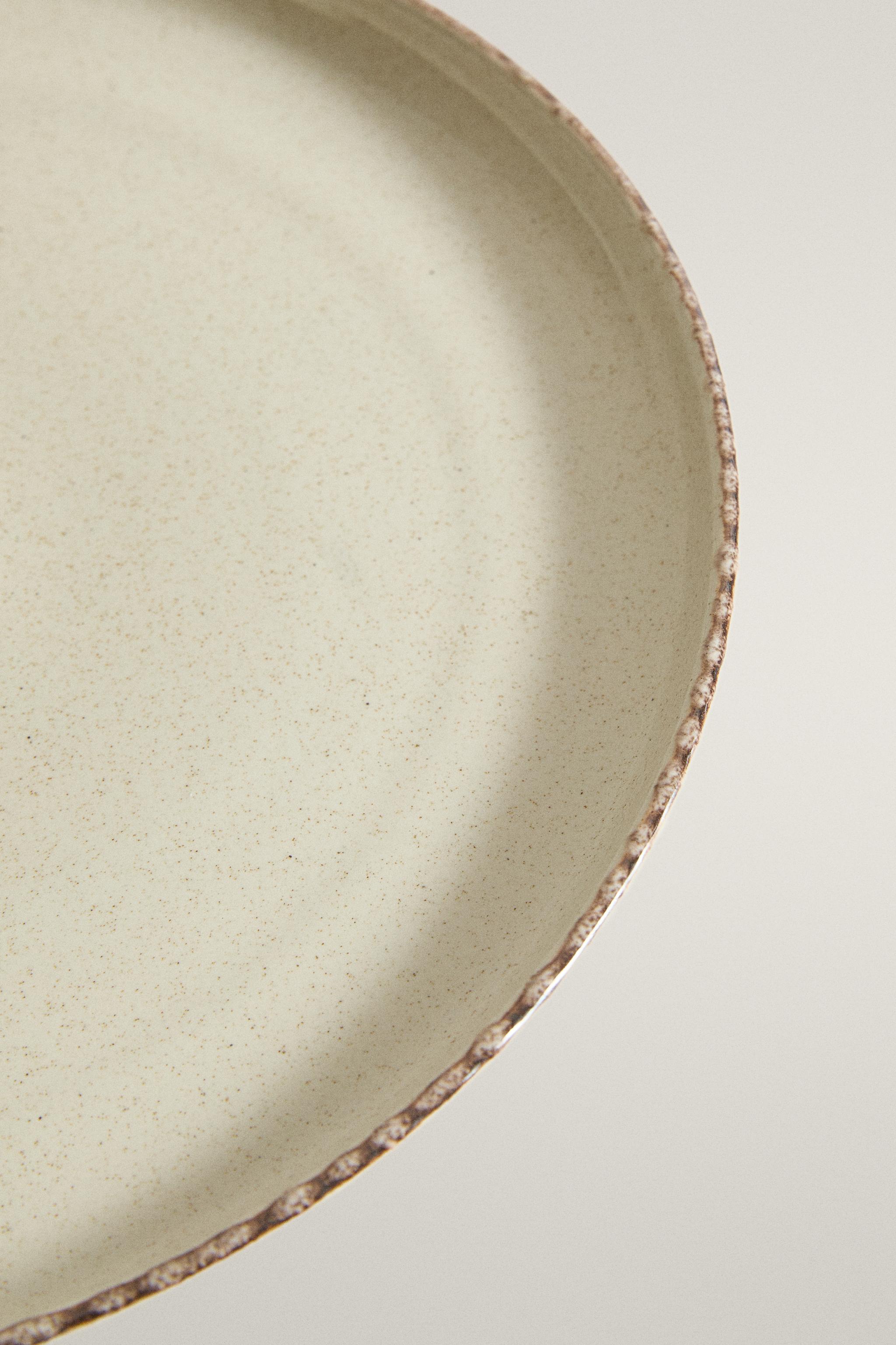 STONEWARE DINNER PLATE WITH AGED RIM
