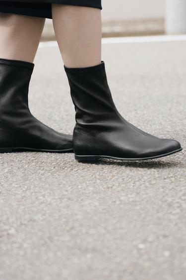 ソフトレザーショートブーツブラックZaraのソフトレザーショートブーツ - ブラック 