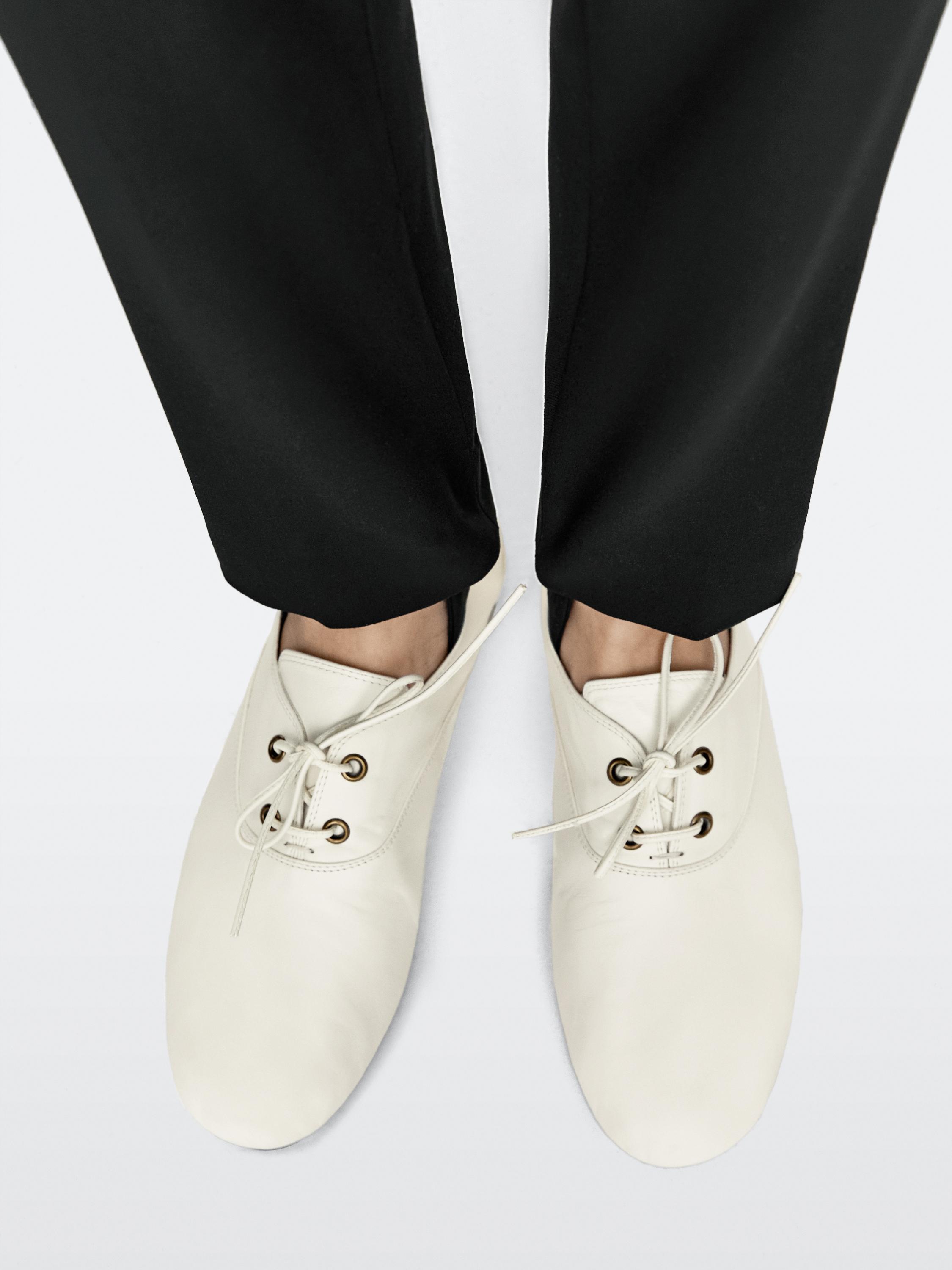 Chaussure à lacets en cuir souple