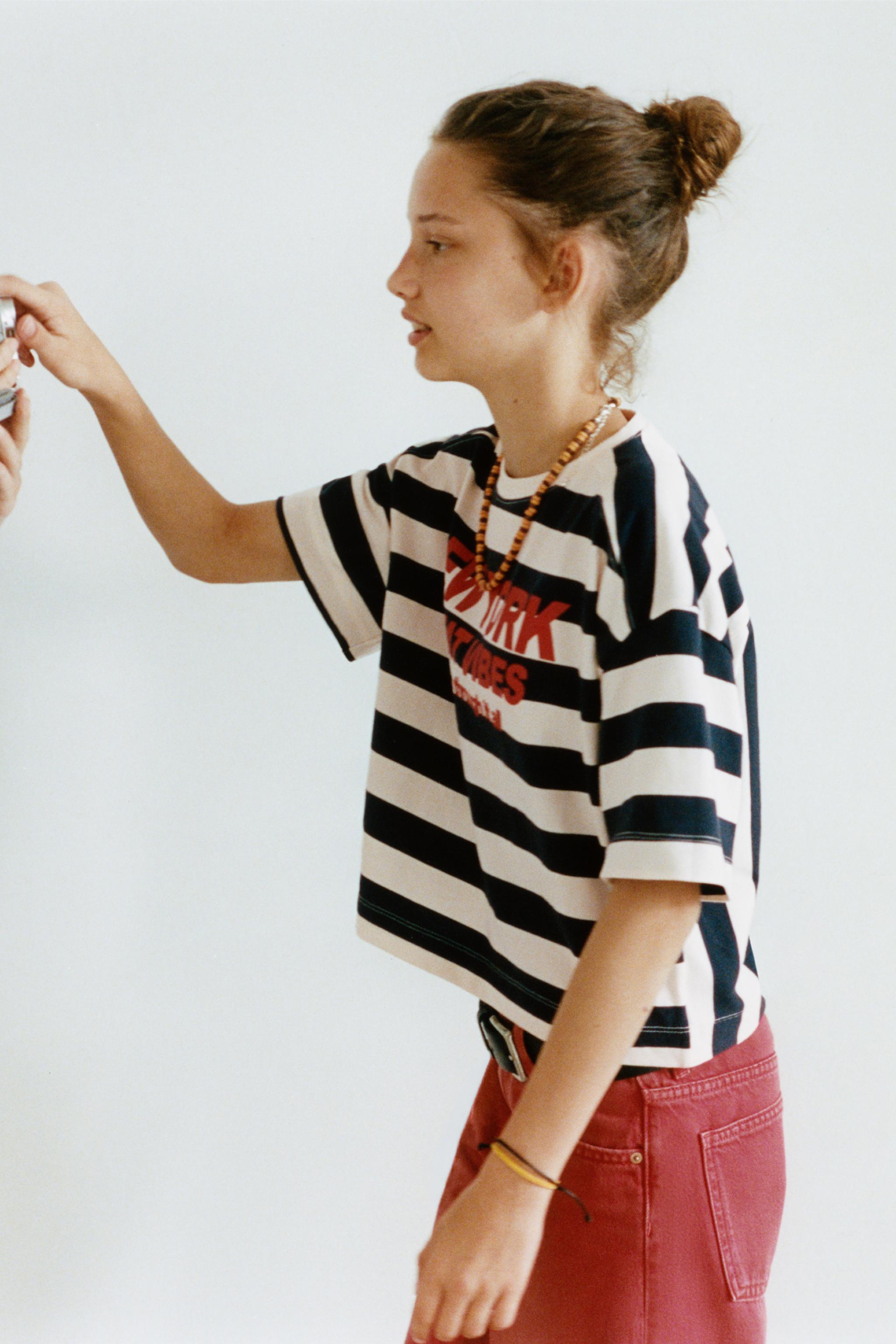 NY STRIPED PRINT T-SHIRT — Striped