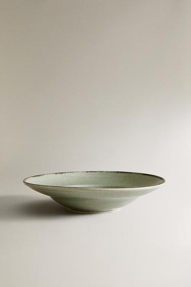 طبق للمعجنات من البورسلان بحافة بمظهر معتق - أخضر مموه الخاص بـ Zara