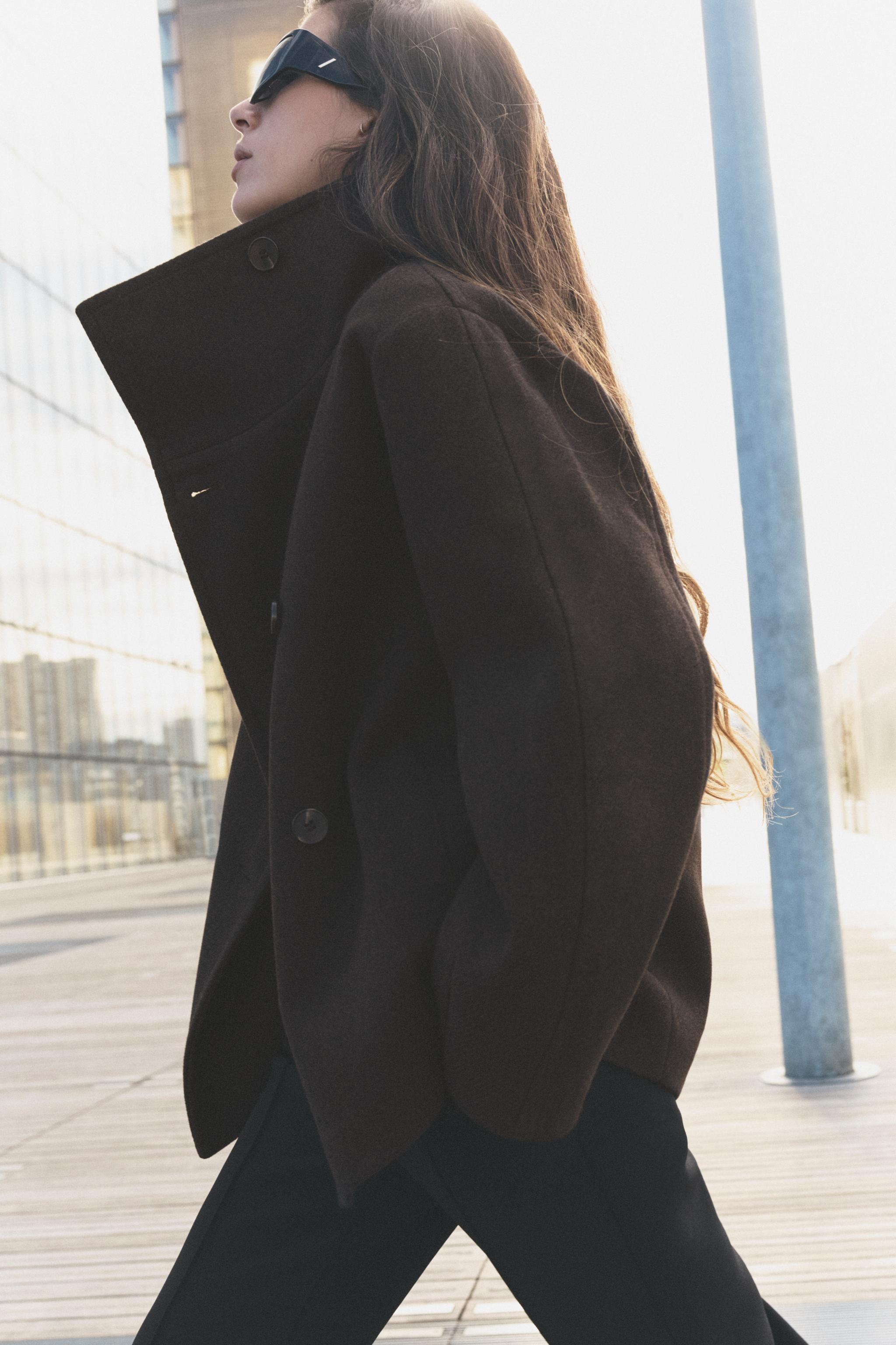 MANTEAU COURT À COL MONTANT