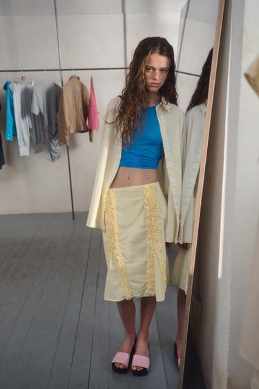 قميص بوبلين قياس كبير - أصفر فاتح الخاص بـ Zara