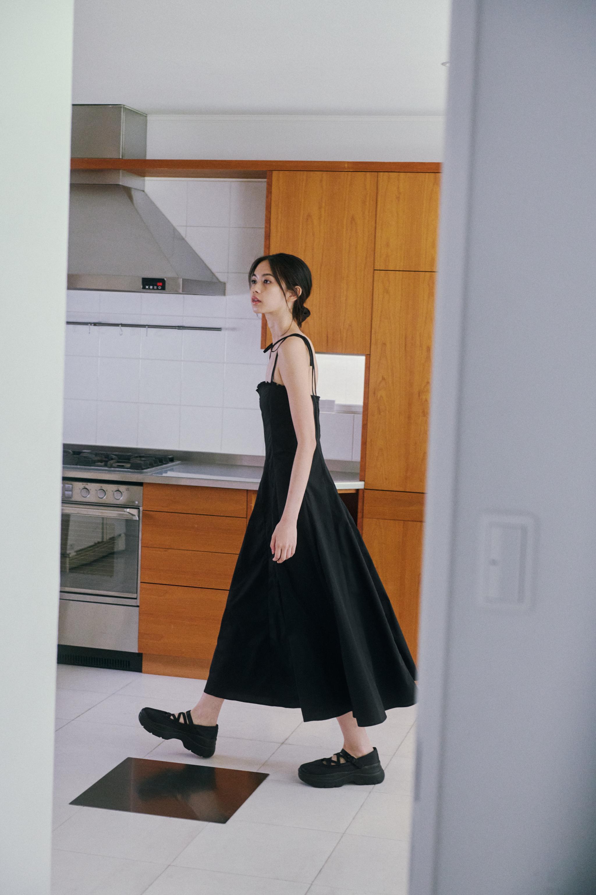 ☆ドイツ発*ZARA*新作*コントラストトリムVネックリネンドレス☆ コントラストトリム リネン混紡ワンピース ZW COLLECTION