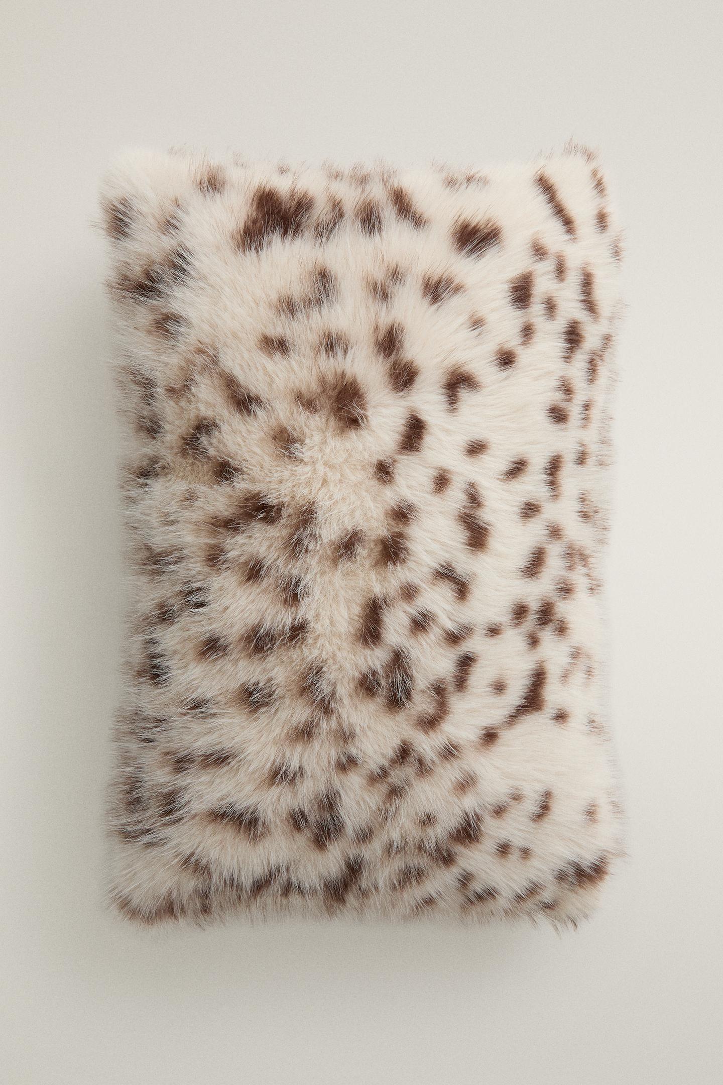 Подушка Zara Long Fur Animal Print Throw Pillow Cover, цвет: Леопардовый