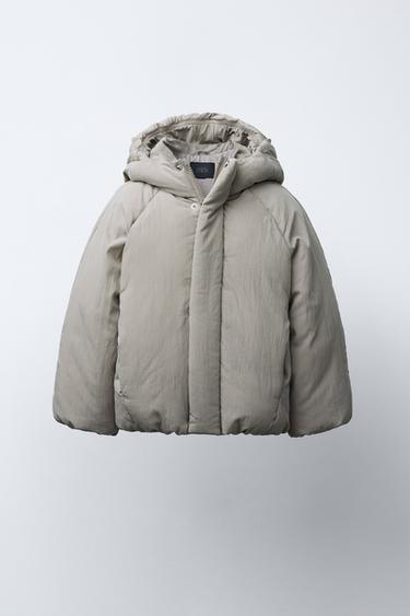 ABRIGO ACOLCHADO CAPUCHA LOGO RELIEVE - Piedra de Zara - Imagen 0