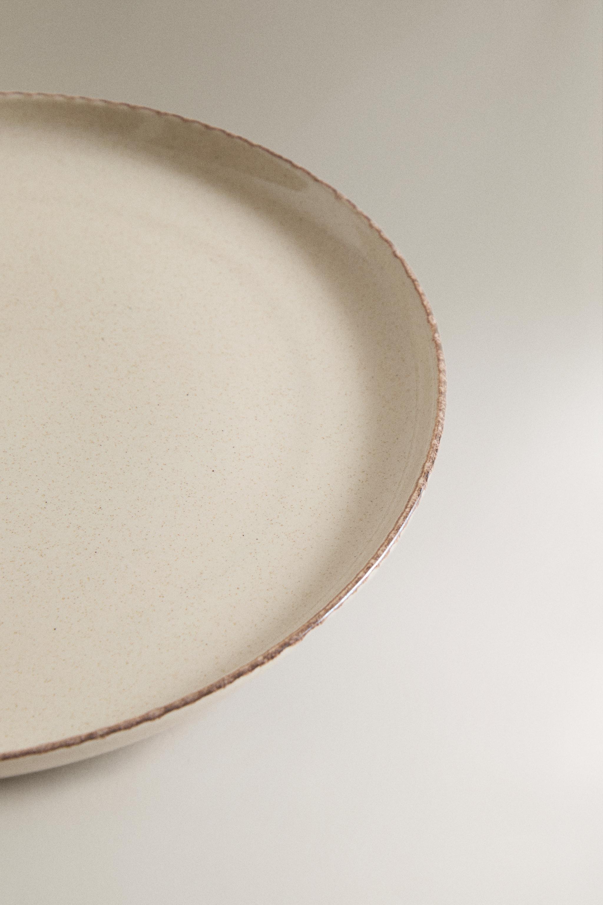 STONEWARE DINNER PLATE WITH AGED RIM
