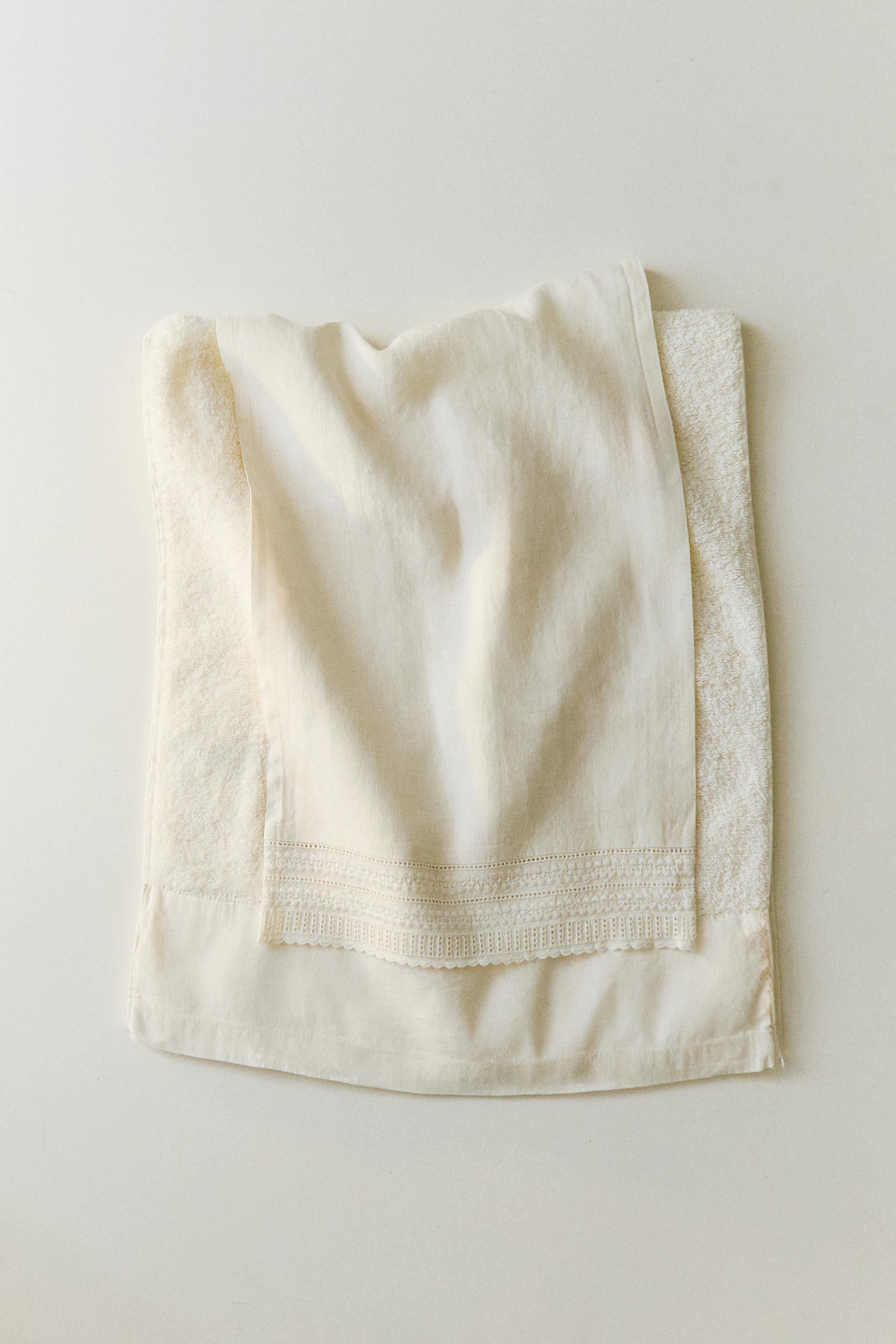 EMBROIDERED LINEN BORDER TOWEL