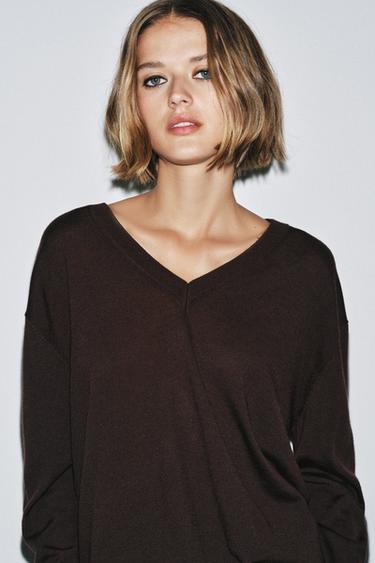 Zara PULOVER OD 100 % VUNE S V IZREZOM – tamnosmeđa