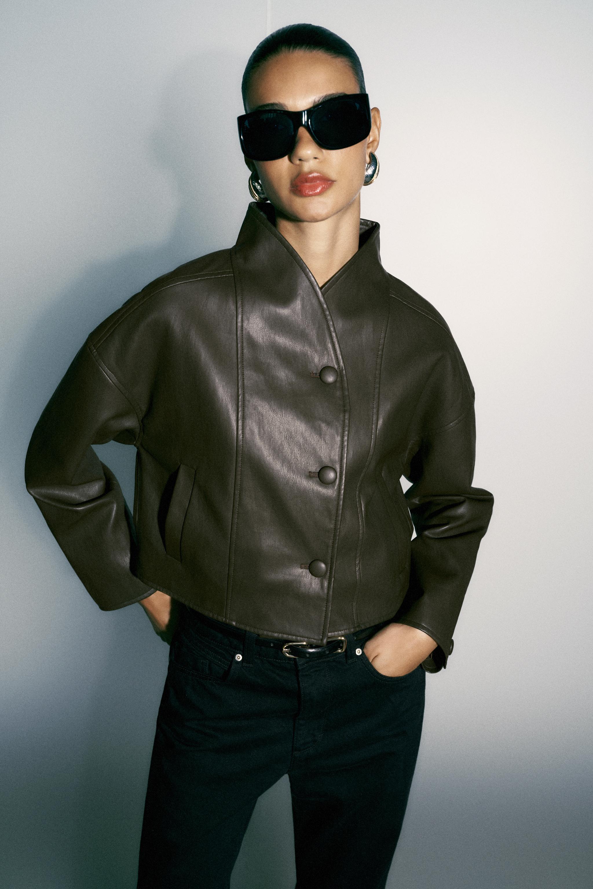BLOUSON EN MATIÈRE SYNTHÈTIQUE PLIS AU DOS