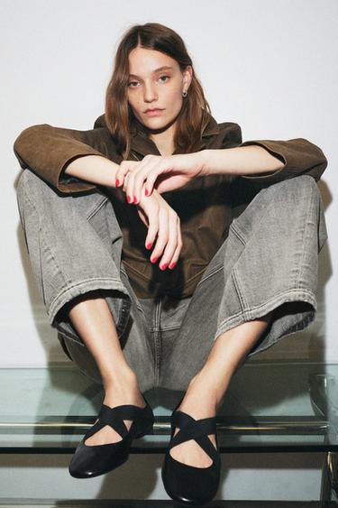 クロスエラスティックストラップ付きレザーバレエシューズブラックZaraのクロスエラスティックストラップ付きレザーバレエシューズ - ブラック 