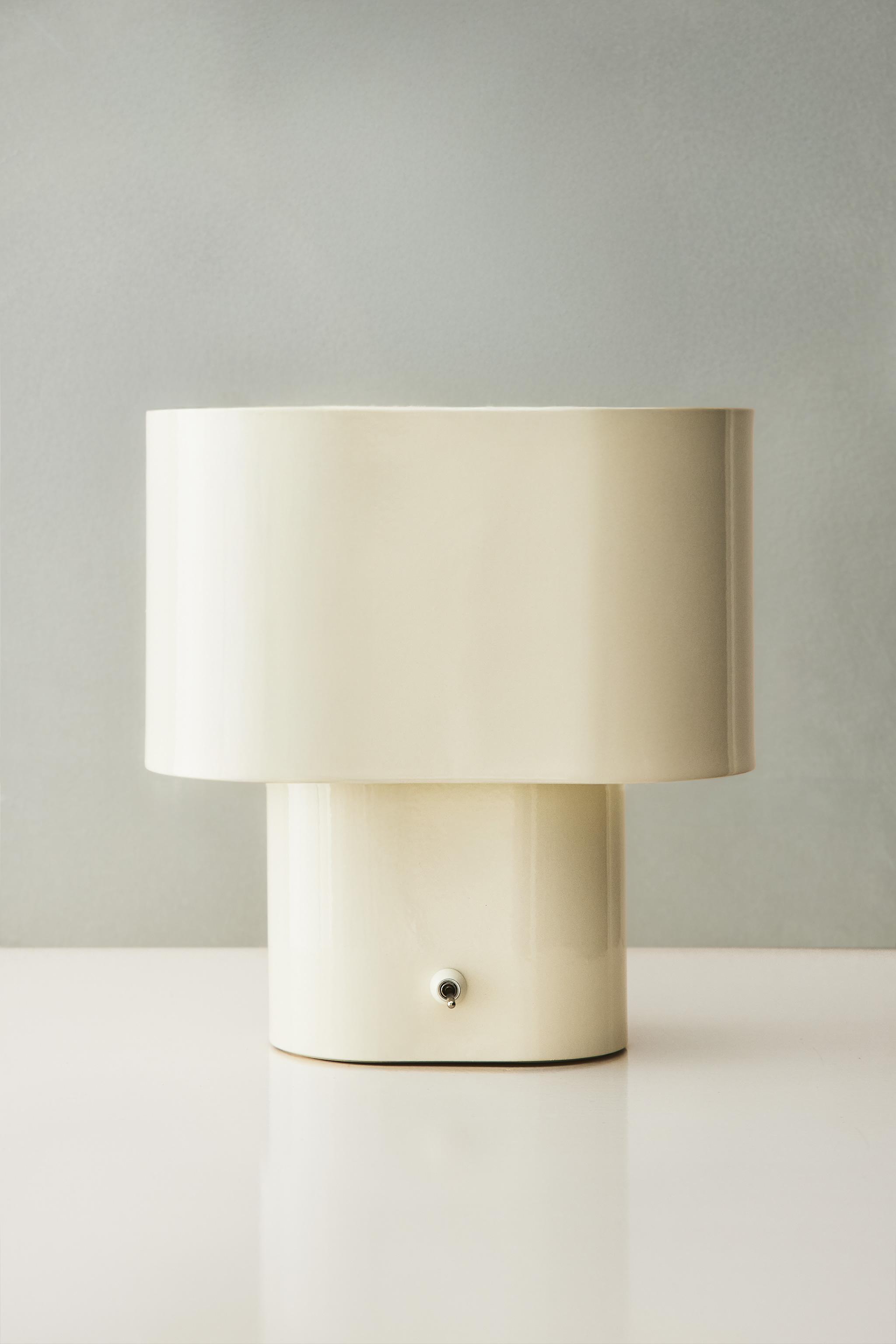 CORDLESS IRON TABLE LAMP