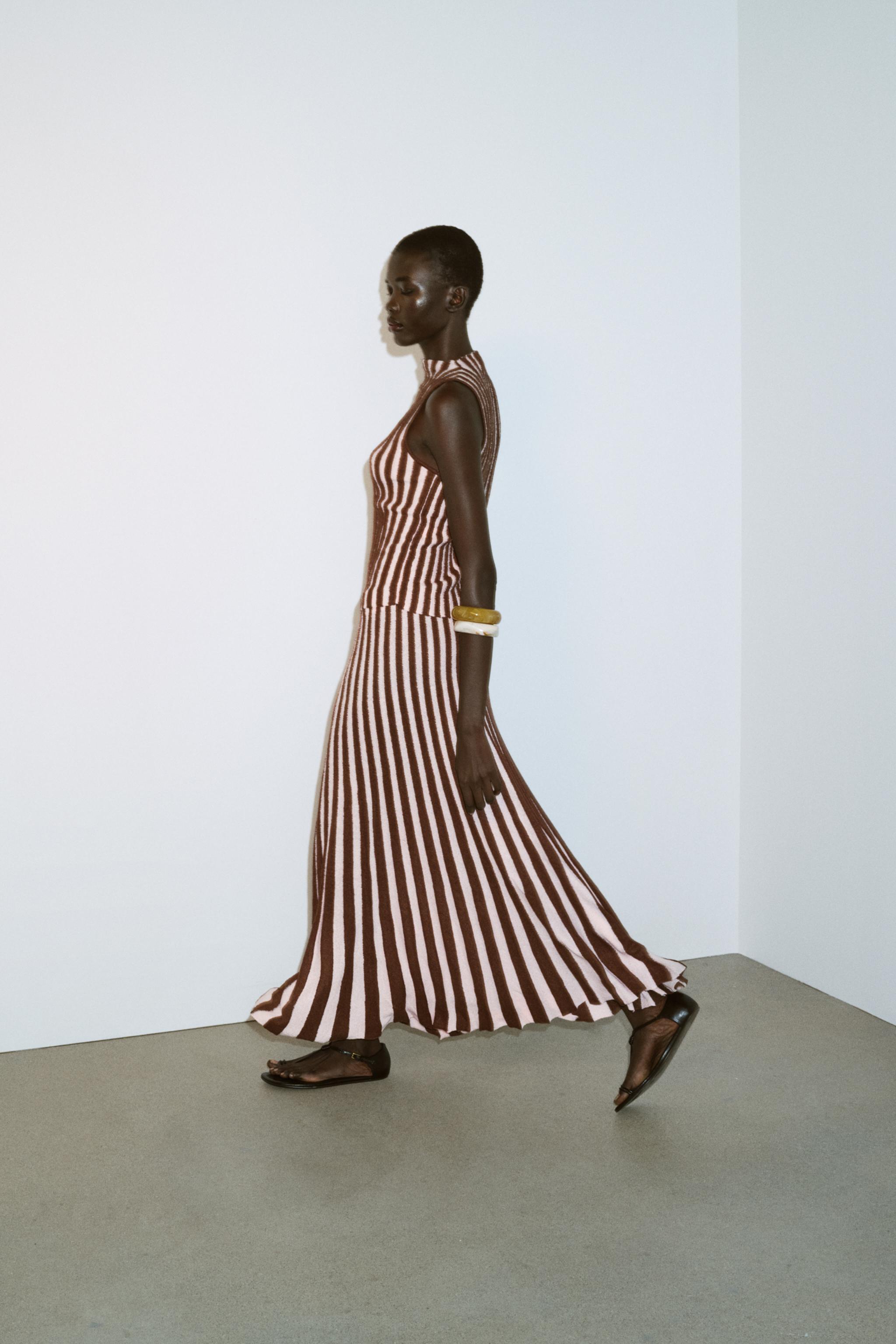 TEXTURED STRIPED PLEATED SKIRT