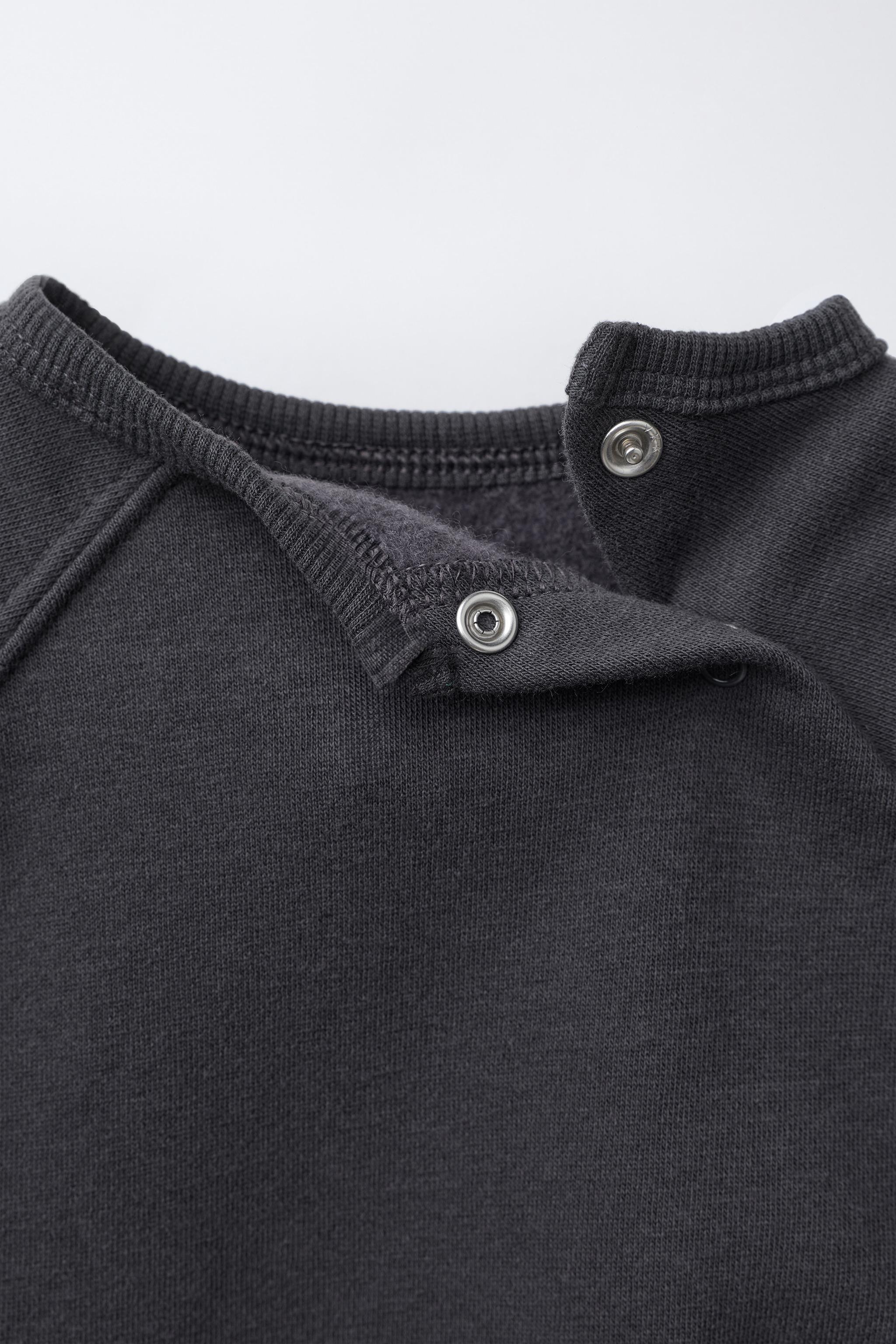 BASIC SWEATSHIRT AND JOGGER PANTS SET