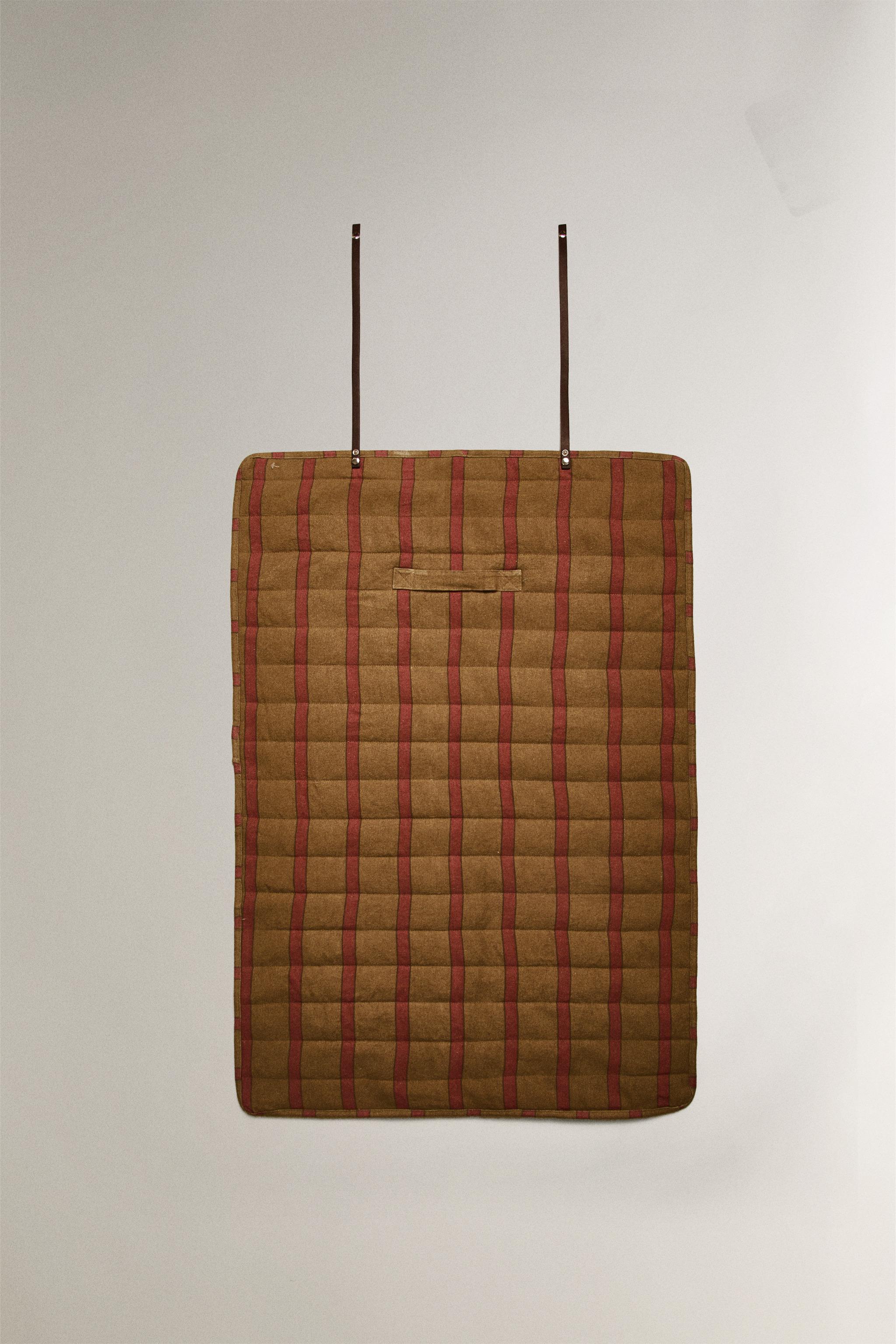 ROLL-UP STRIPED PET FLOOR BLANKET