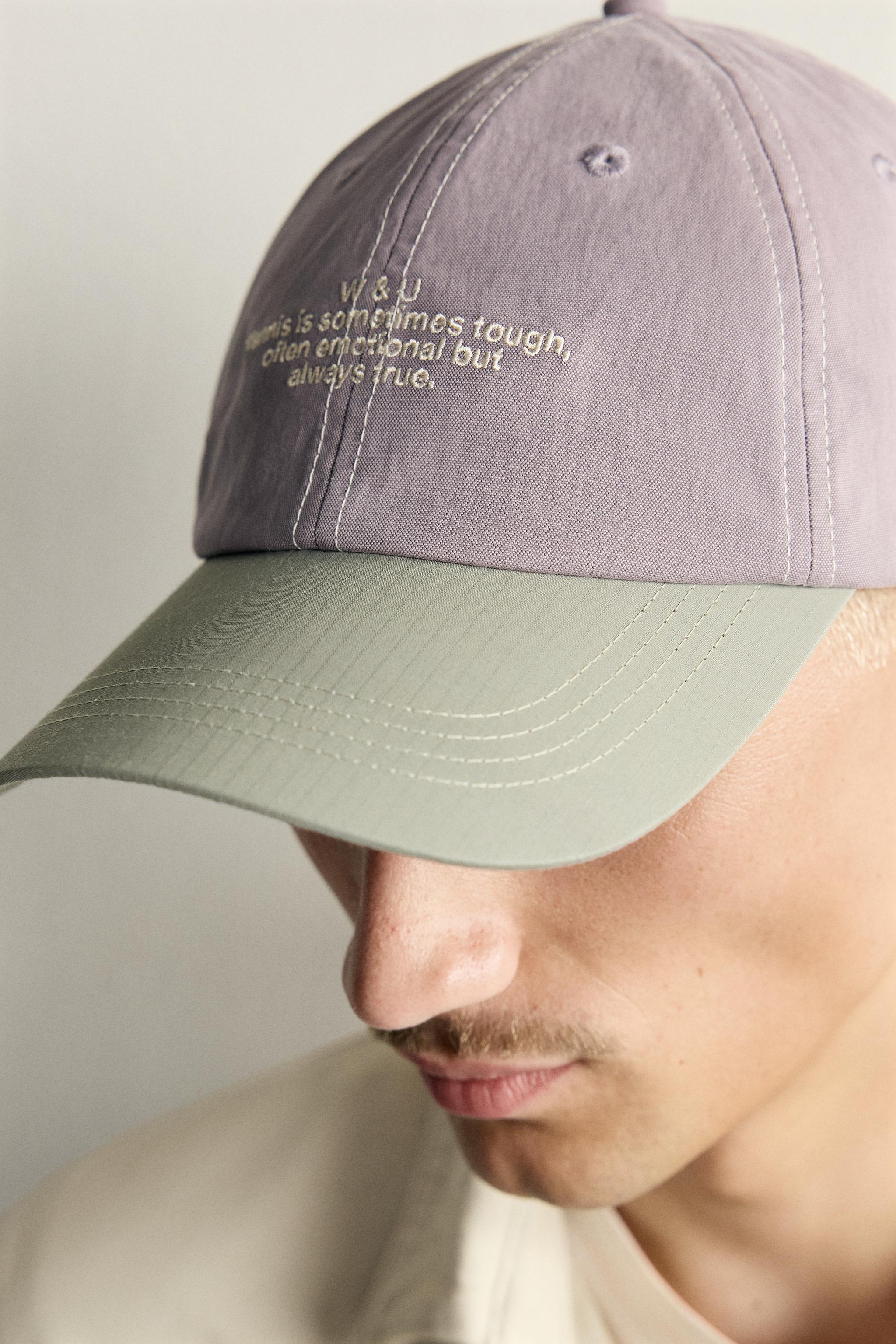 CASQUETTE AVEC INSCRIPTION BRODÉE ET CONTRASTE