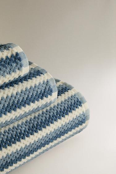 SERVIETTE DE BAIN JACQUARD GÉOMÉTRIQUE - Bleus de Zara - Image 1