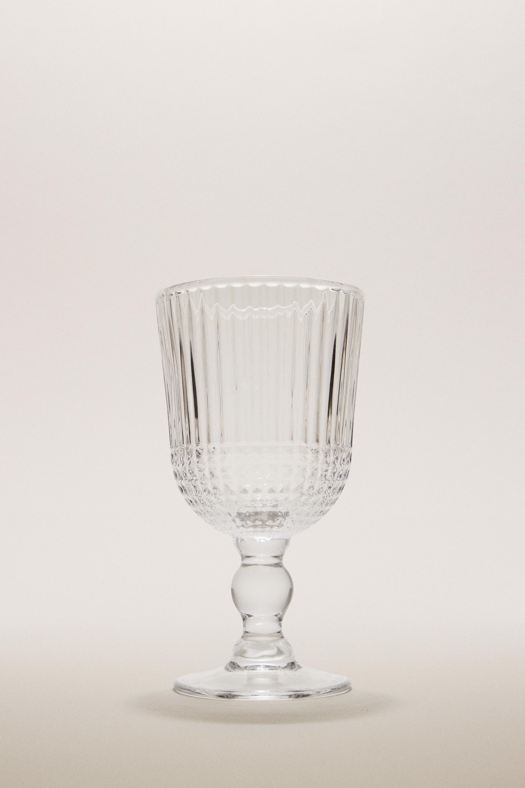 RAISED DESIGN WINE GLASS