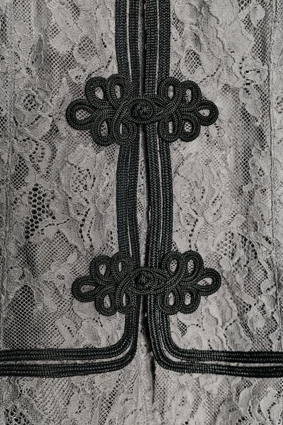 CHEMISE EN DENTELLE À BRANDEBOURGS ZW COLLECTION - Gris moyen de Zara - Image 8