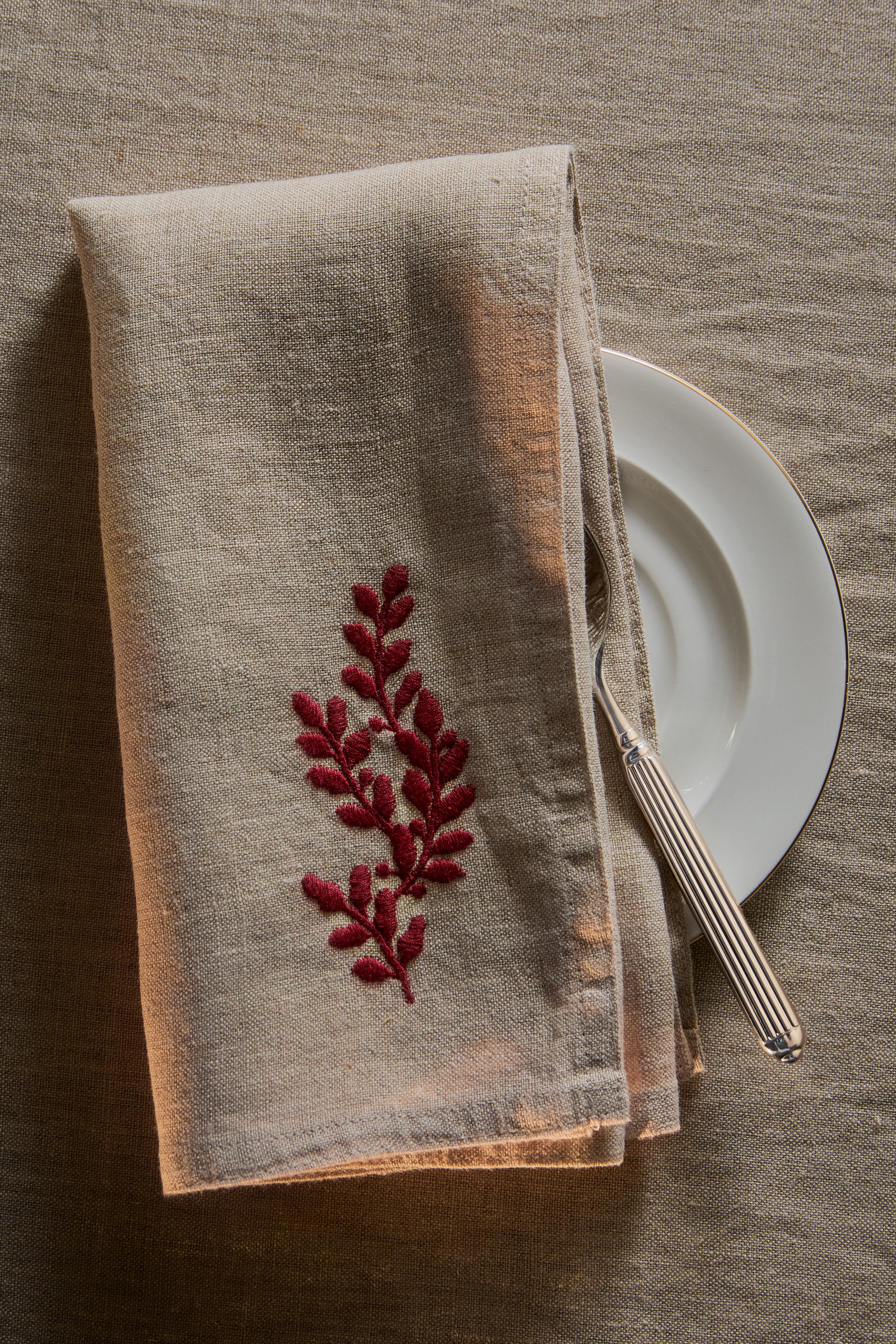 LINEN CHRISTMAS EMBROIDERED NAPKINS (SET OF 2)