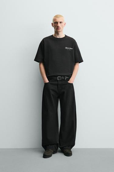 T-SHIRT TEKS BERMOTIF - Hitam dari Zara