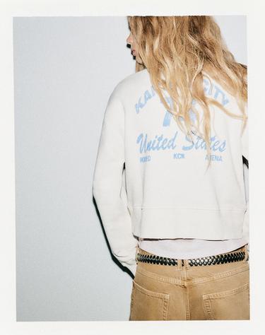 SUDADERA CROP TEXTO - Crudo de Zara