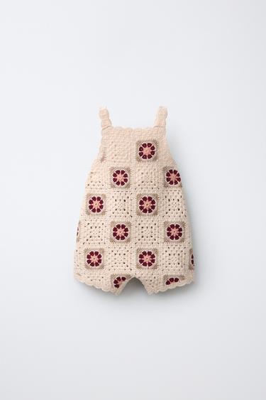 KNIT DUNGAREES WITH FLORAL CROCHET - Light beige by Zara