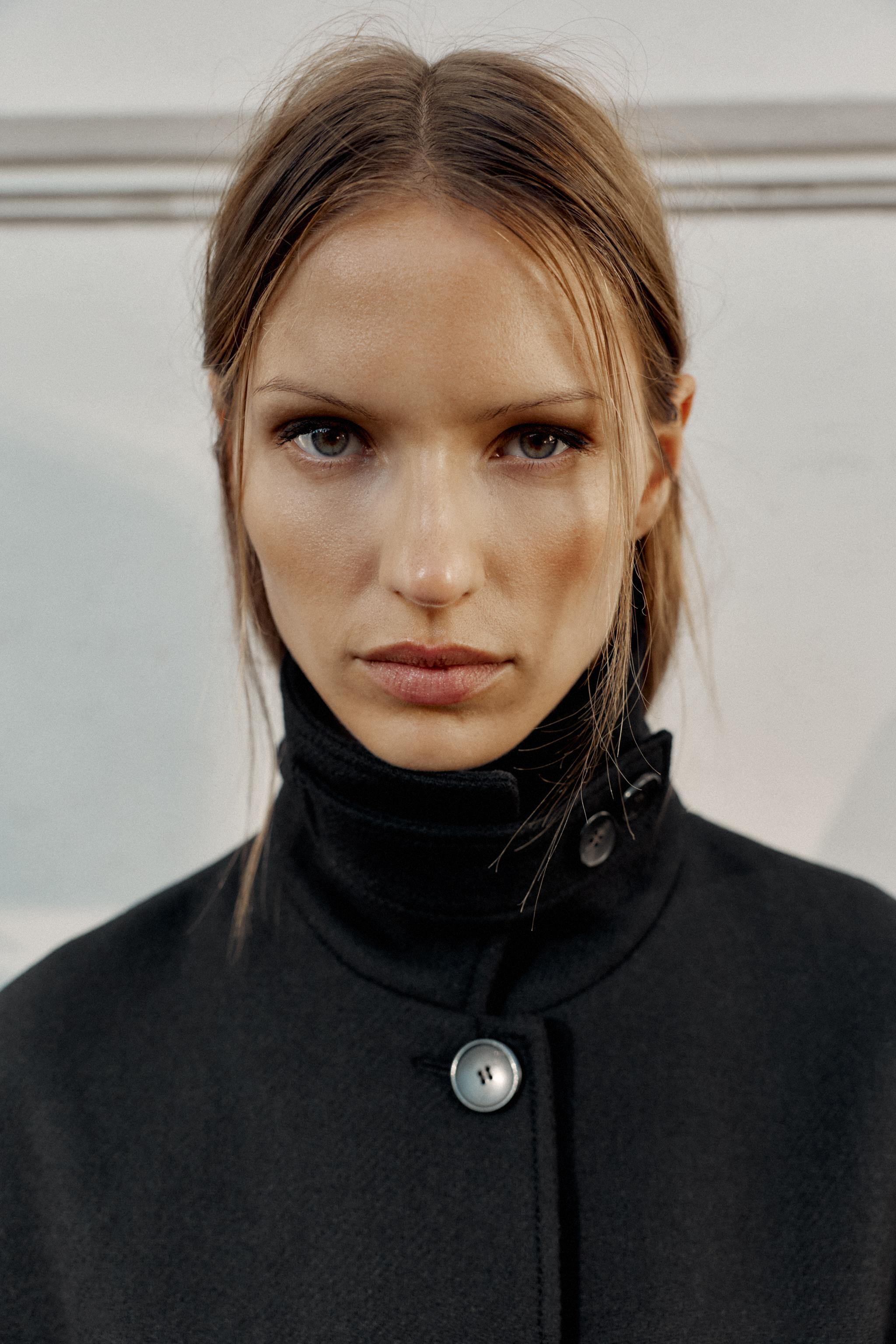 SHORT WOOL COAT WITH HIGH NECK