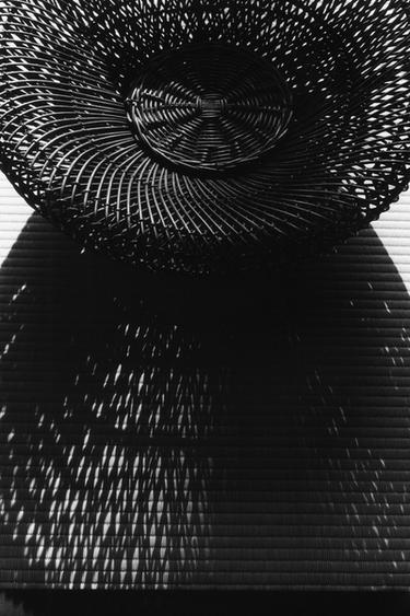 CIRCULAR RATTAN BASKET - Brown by Zara
