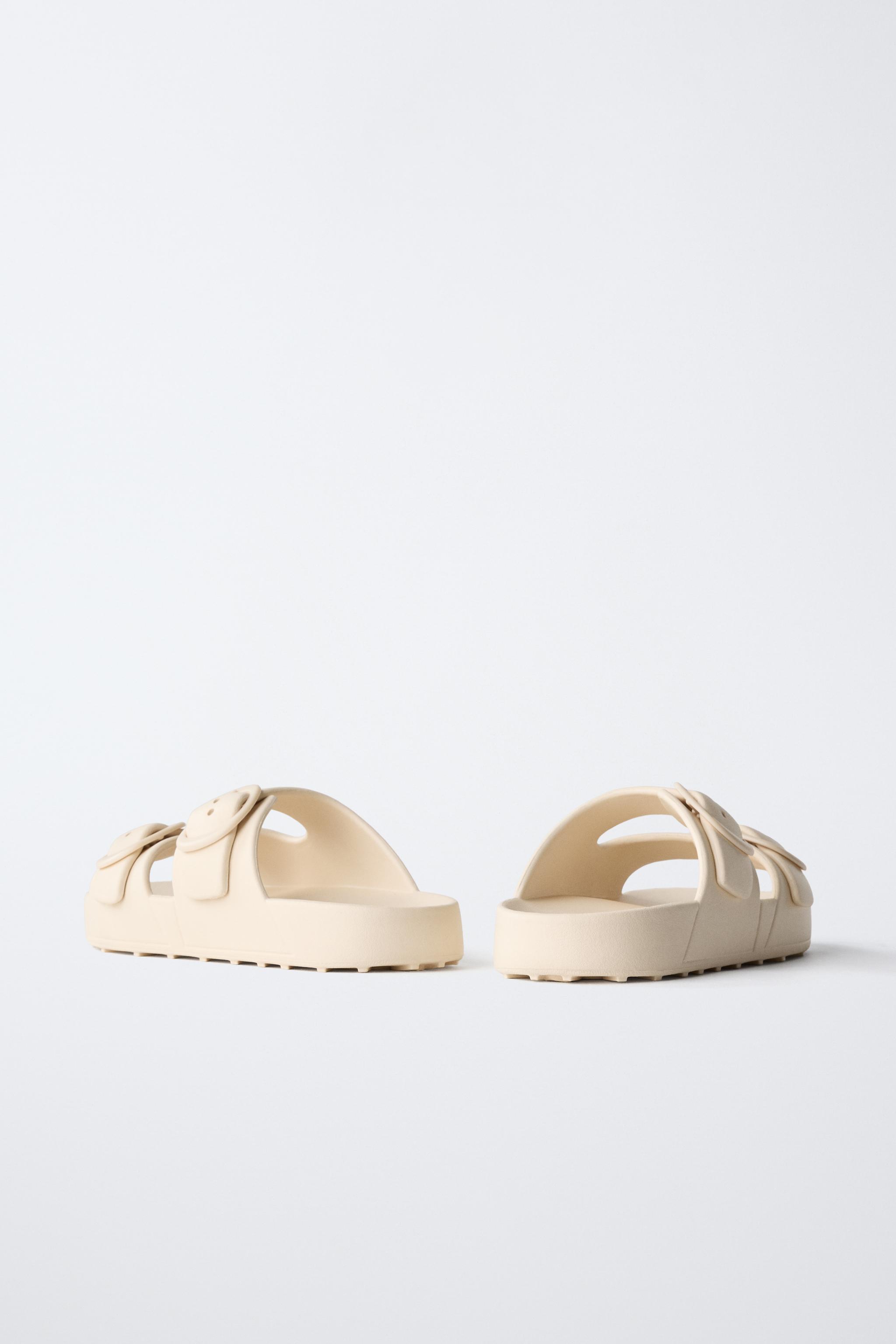 SANDALES EN CAOUTCHOUC À BOUCLES