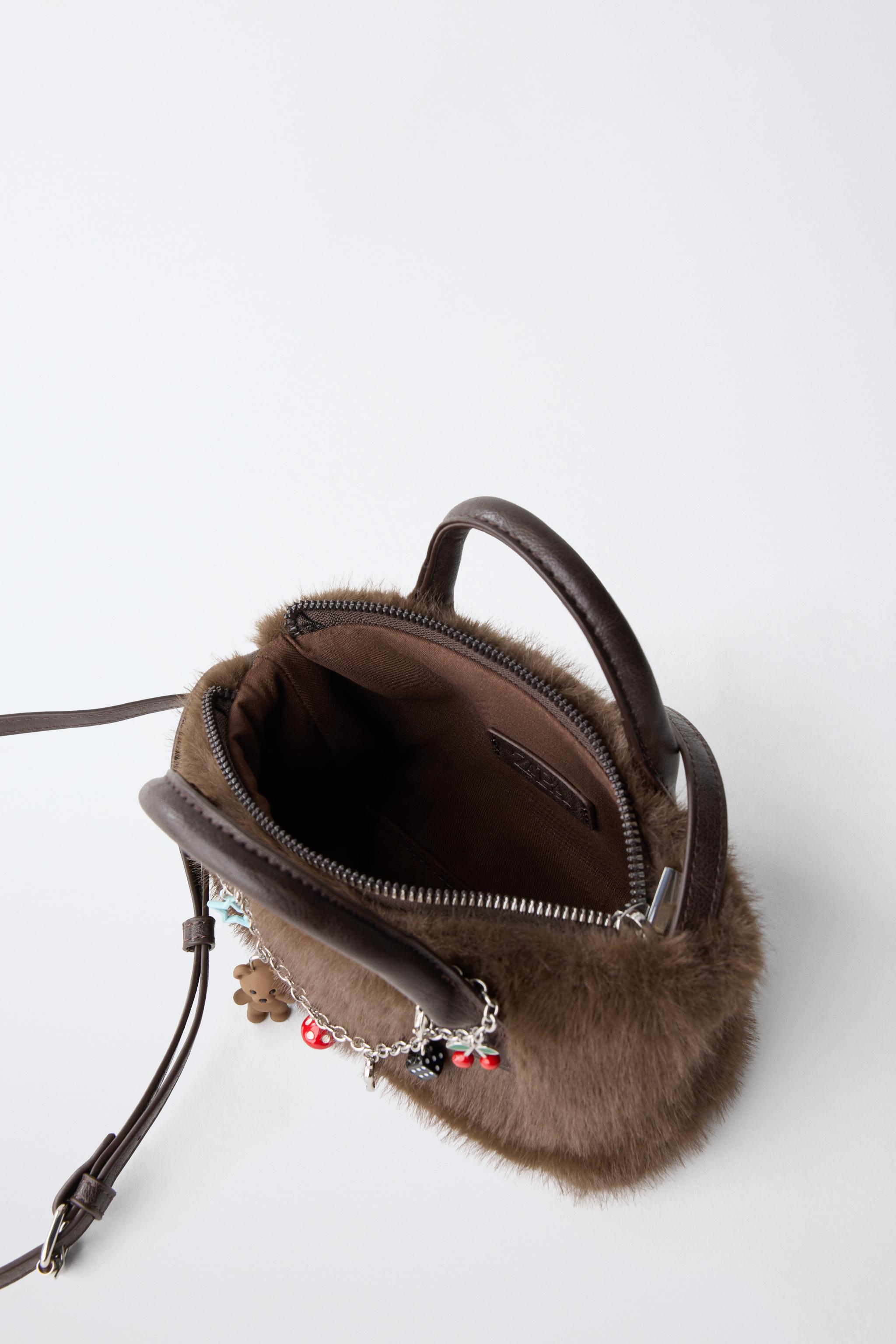 SAC BANDOULIÈRE EFFET FOURRURE AVEC CHARMS