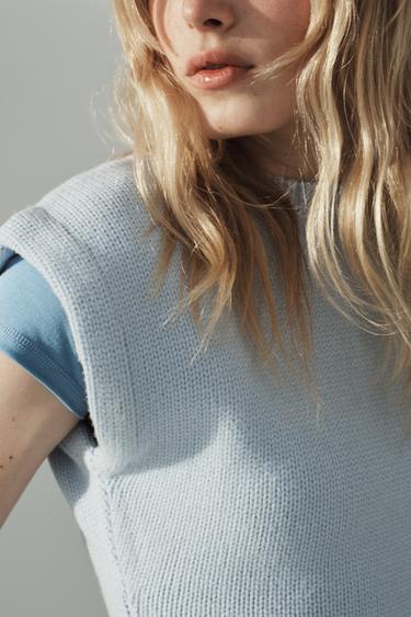 ТРИКОТАЖЕН ЕЛЕК С ПОДЧЕРТАНИ РАМЕНЕ - Син от Zara