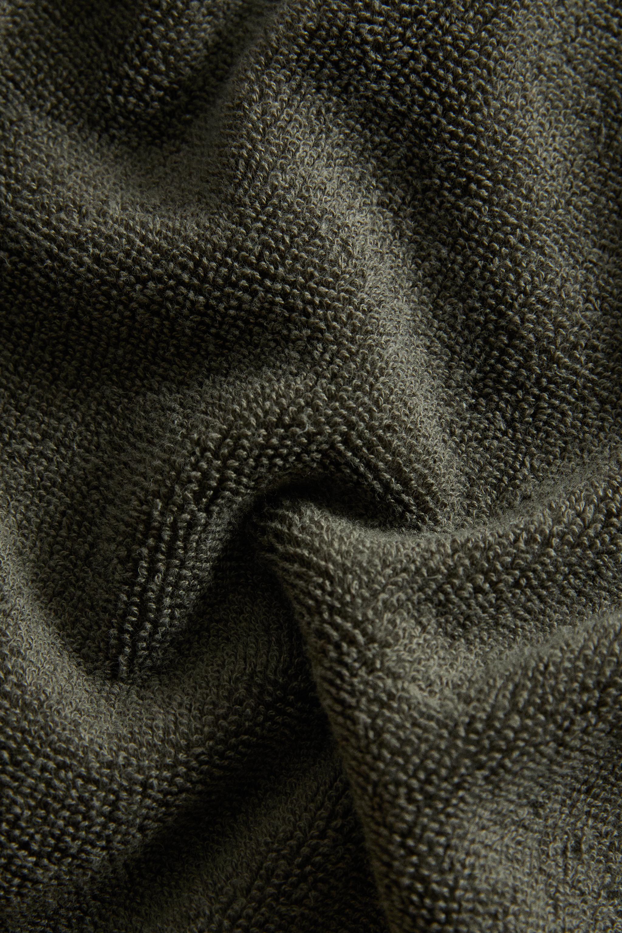 STITCHED AND CONTRAST-PIPED BATH TOWEL