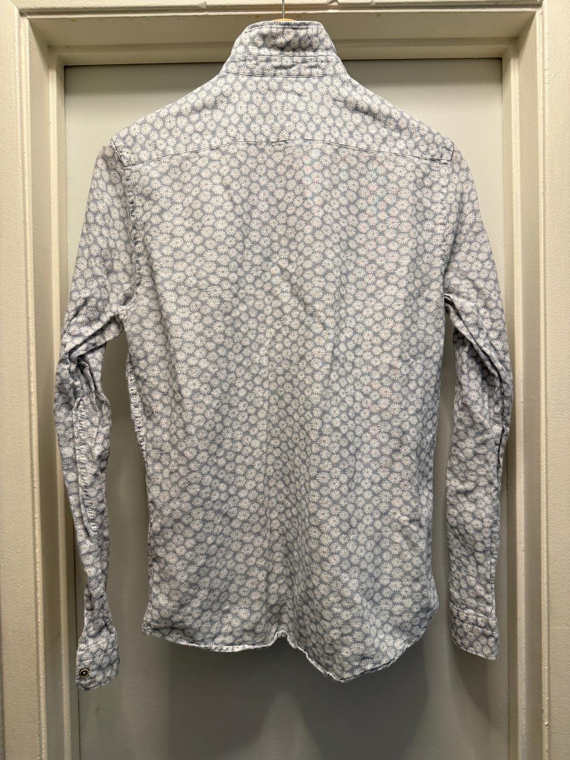 WHITE DAISY PRINT ON BLUE SHIRT - Image 2