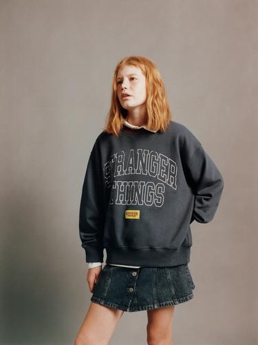 SUDADERA ESTAMPADO STRANGER THINGS ™/ © NETFLIX  - Gris antracita de Zara
