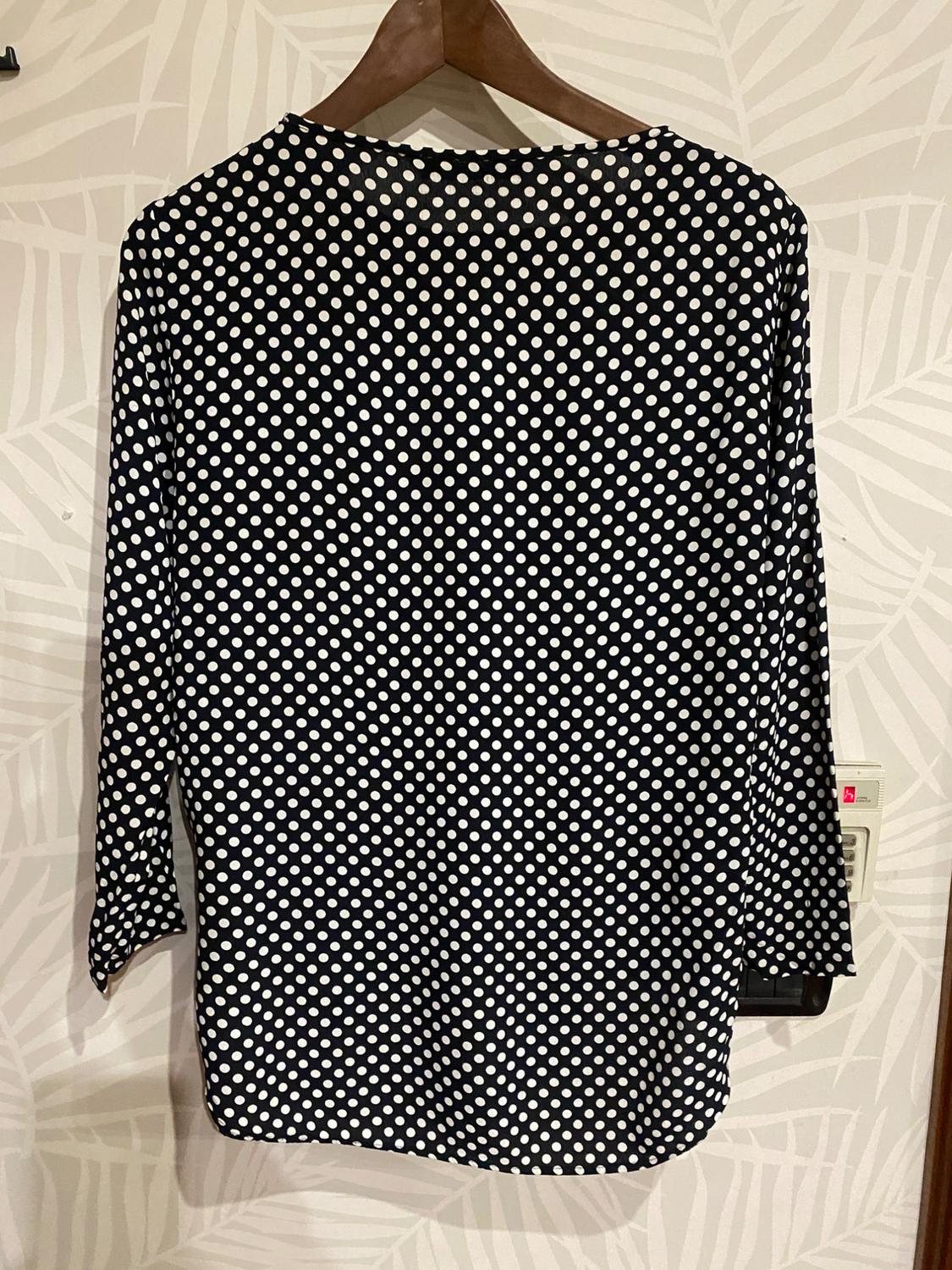 BLUSA TOP CUELLO REDONDO LUNARES NEGRO Y BLANCO - Image 2