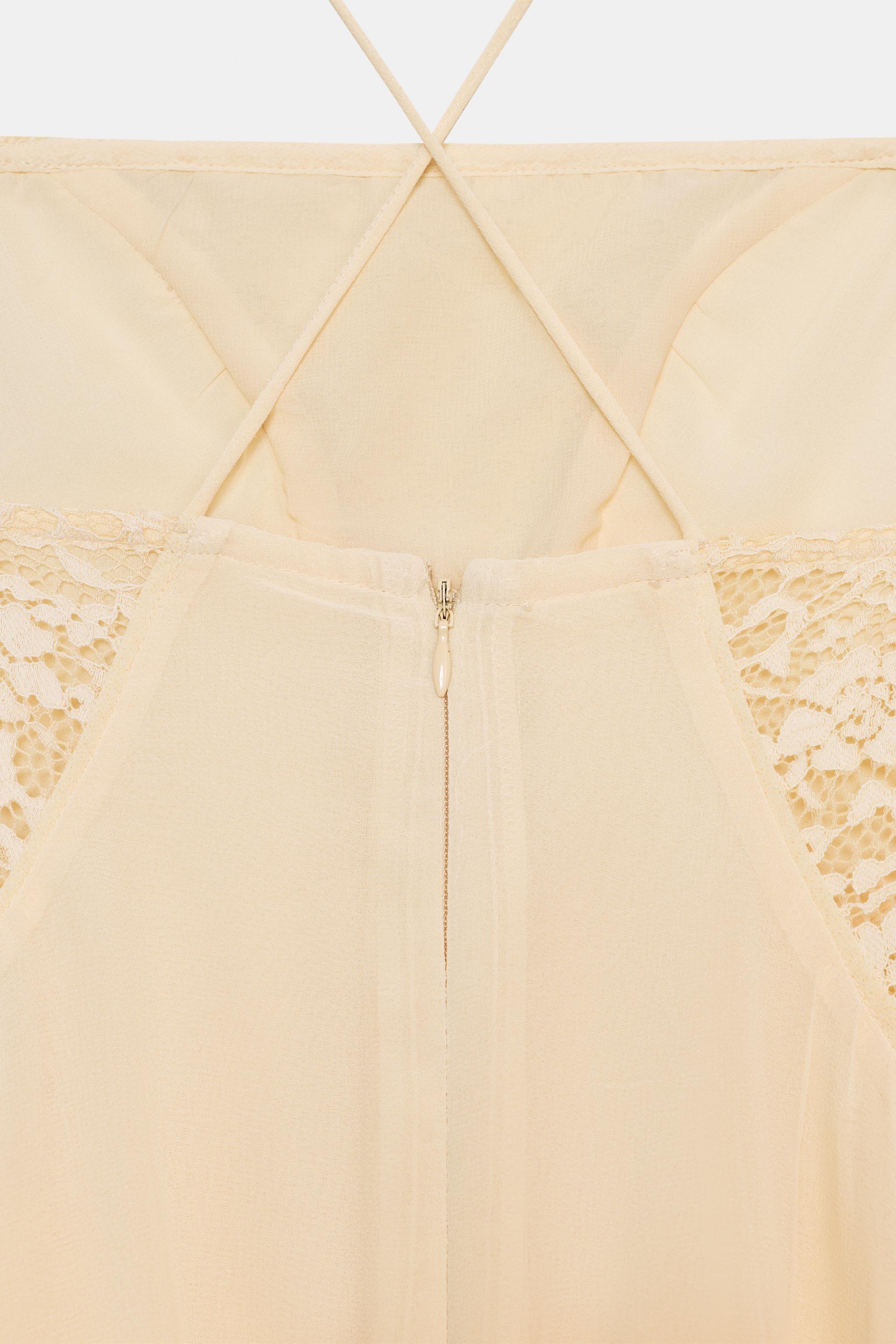 ROBE COURTE À GODETS EN DENTELLE