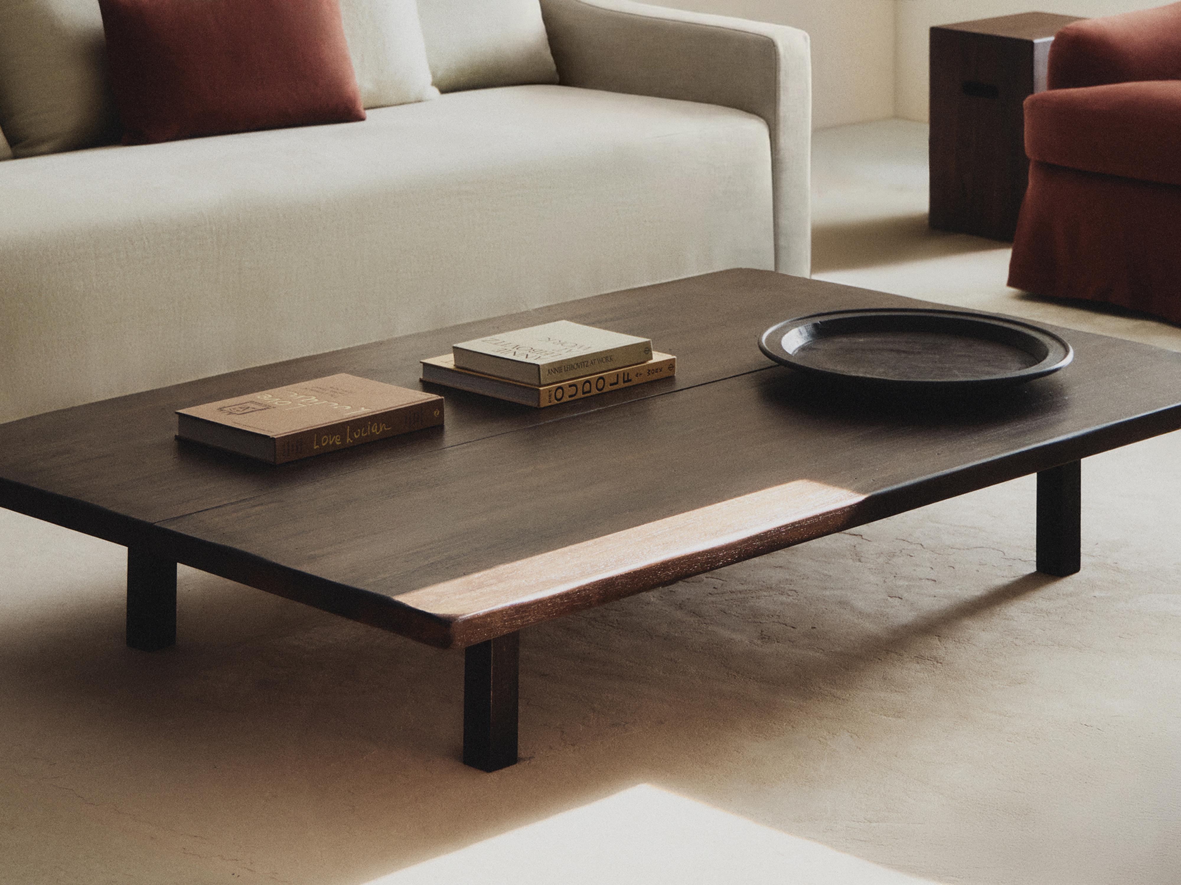 LOW-LEGGED COFFEE TABLE — Dark brown