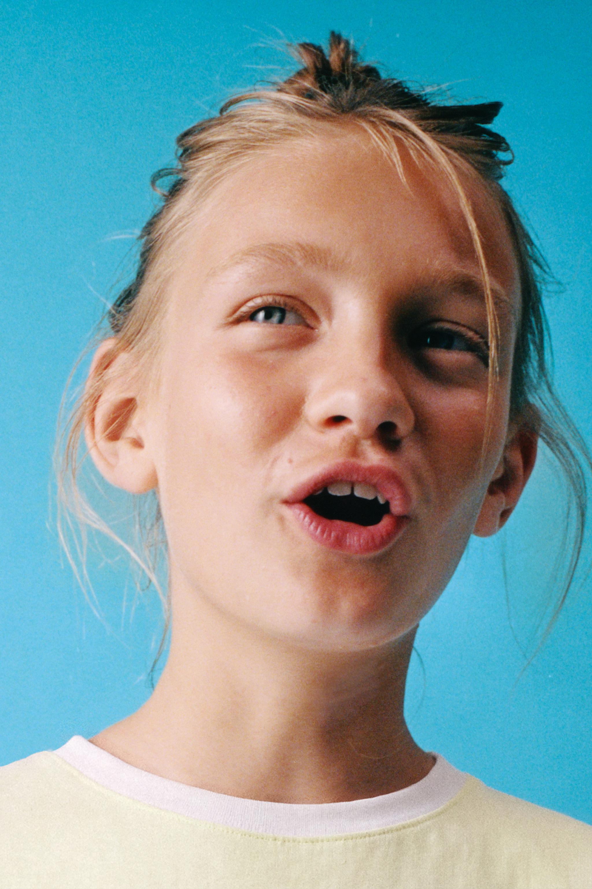 CLARA CEBRIAN © T-SHIRT — Yellow