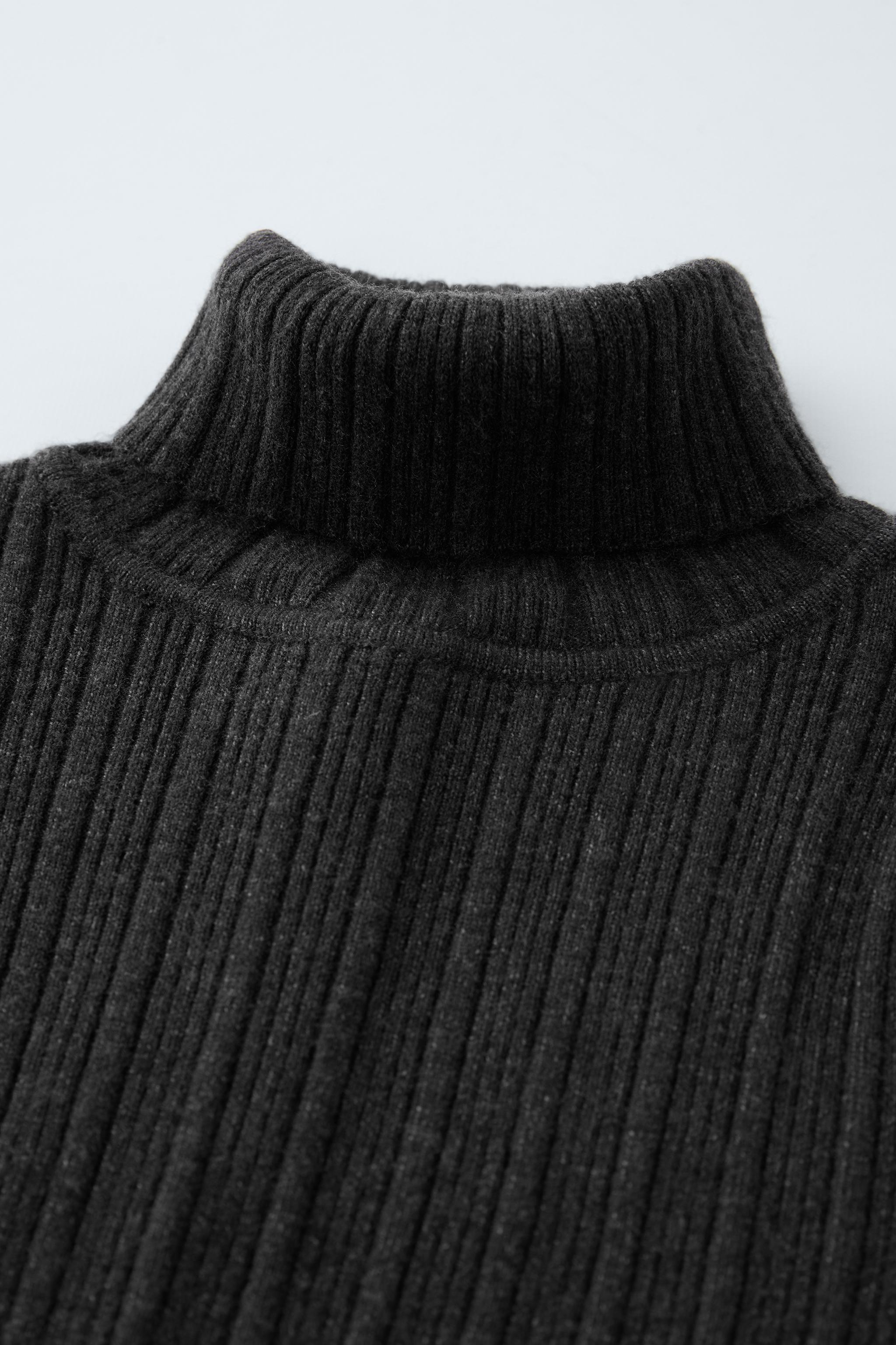 RIBBED TURTLENECK SWEATER