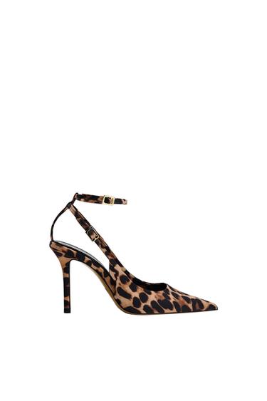 Leopard-print high-heeled shoe, pointed toe, slingback and ankle strap with buckle on a white background.