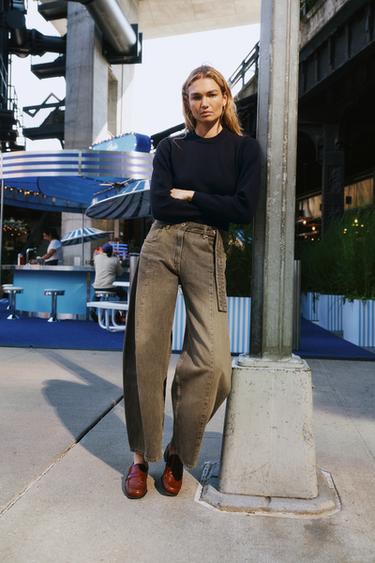 جينز TRF OVERSIZE BARREL بشدة لأسفل - بني by Zara